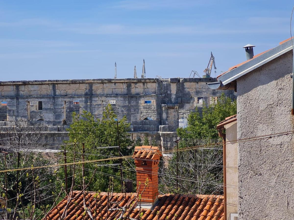 Atraktivan Stan U Blizini Pulske Arene !! Pula Buitenkant foto