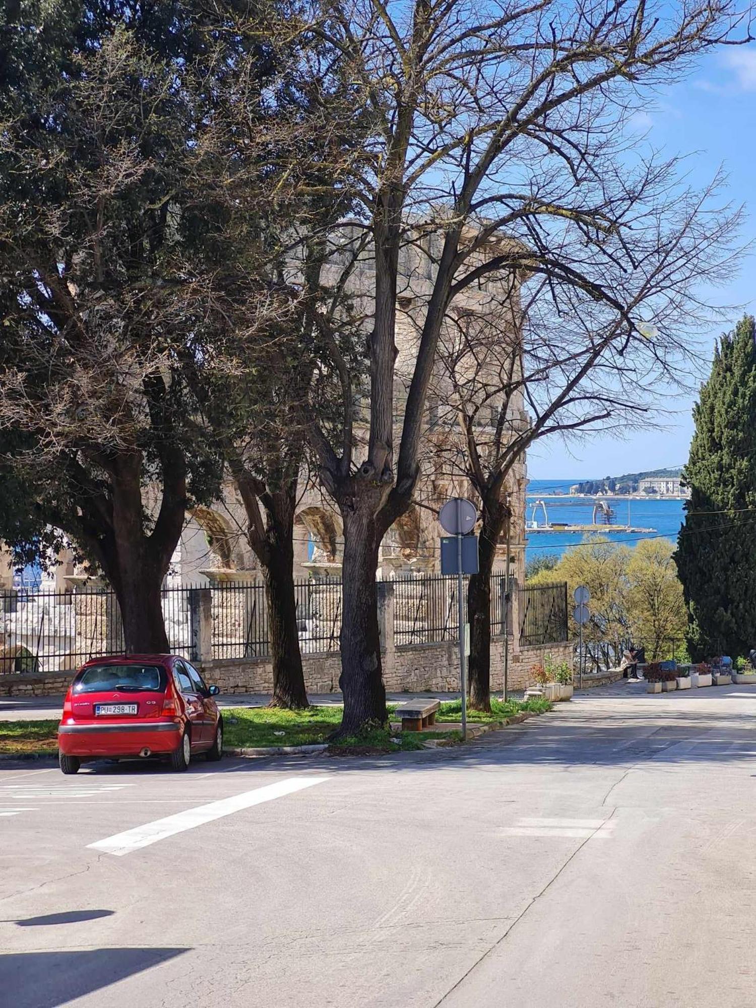 Atraktivan Stan U Blizini Pulske Arene !! Pula Buitenkant foto